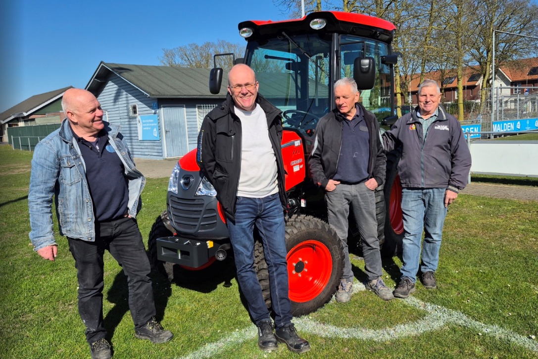 Nieuwe tractor in gebruik genomen door de buitendienst